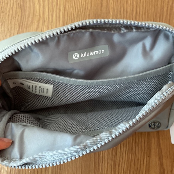 ❤️ Lululemon Large Everywhere Bag in Silver Drop NWT - Picture 6 of 7